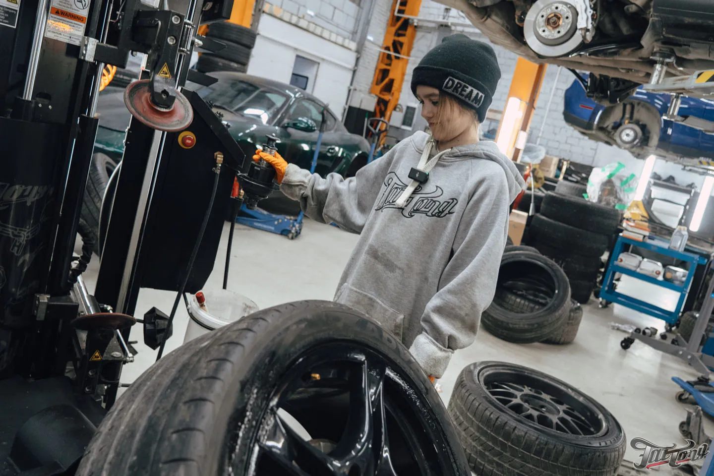 Фирменный Шиномонтаж на вибростенде на оборудовании Hunter для Porsche Caymаn: справится даже ребенок!